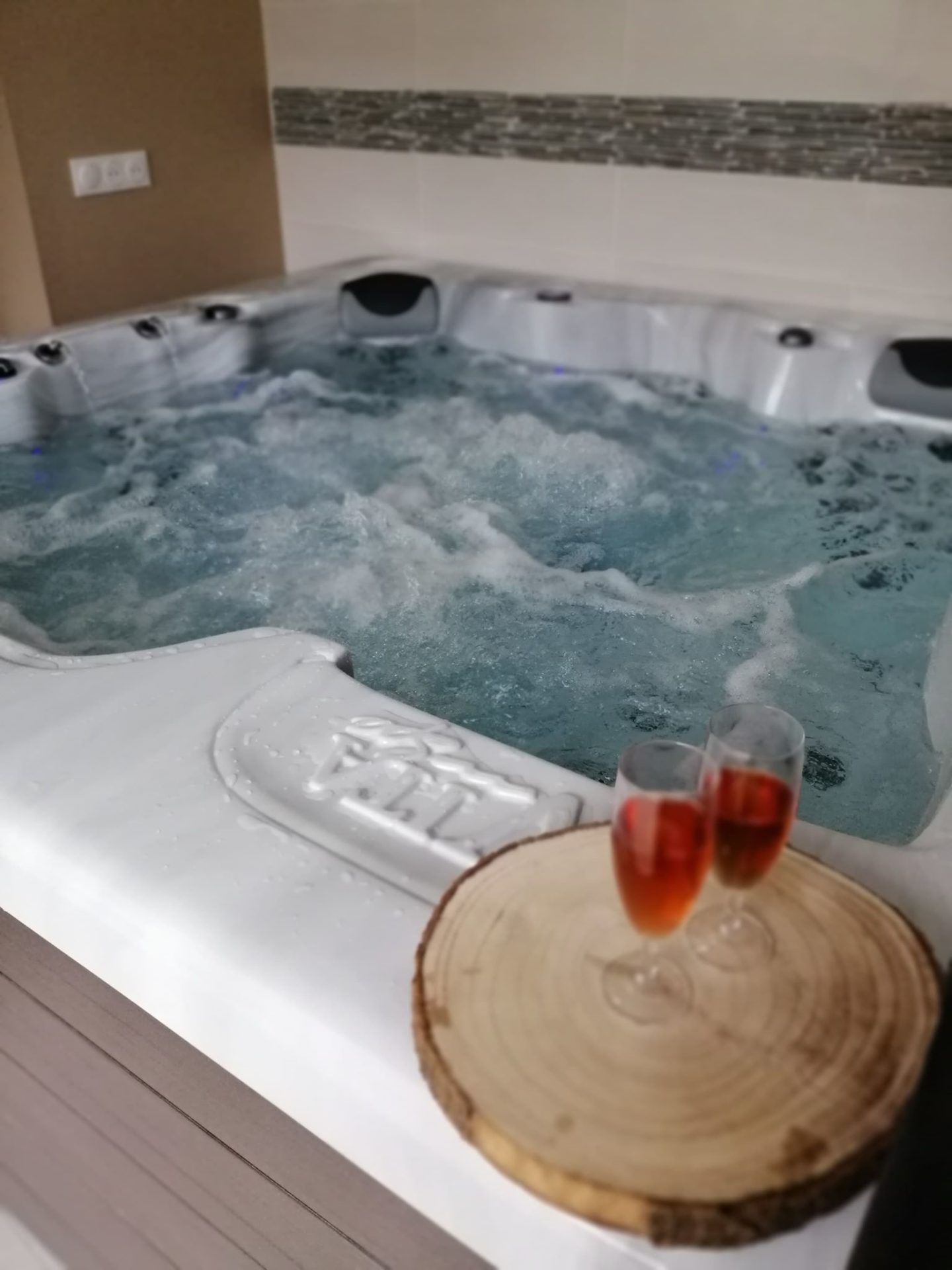 Spa avec coupe de vin pétillant