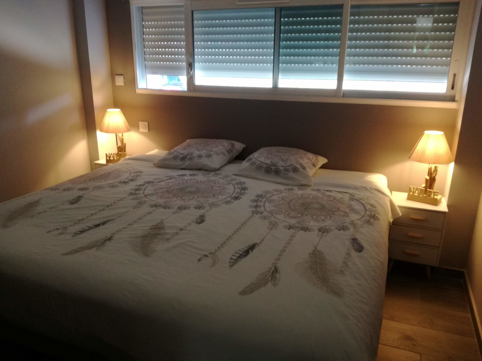 Chambre Suite Naphéo avec lit King size dans une ambiance cocooning